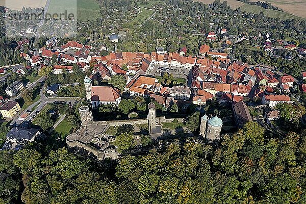 Drohnenfoto  Drohnenaufnahme  Mittelalterliche historische Burg  Burganlage Stolpen  mit Blick auf den Ort  Osterzgebirge  Sächsische Schweiz  Sachsen  Deutschland  Europa