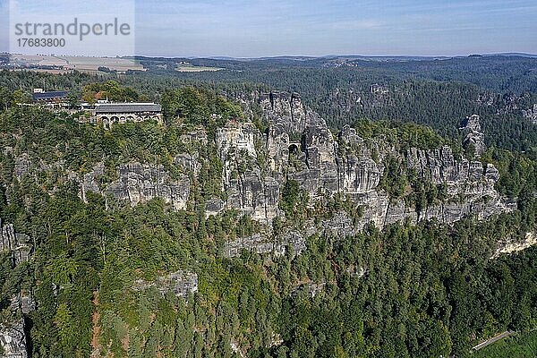 Drohnenaufnahme  Drohnenfoto über die Elbe zwischen Wehlen und Rathen  Blick zur Sächsischen Schweiz und den Felsen der Hotel Restaurant und die Felsenbrücke Bastei  Wälder  Berge  Sachsen  Deutschland  Europa