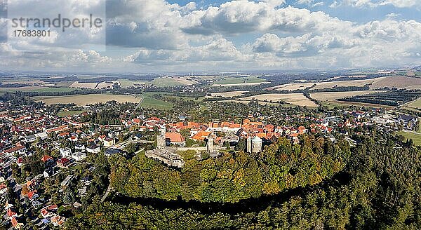 Panorama  Drohnenfoto  Drohnenaufnahme  Mittelalterliche historische Burg  Burganlage Stolpen  mit Blick auf den Ort und die Landschaft  Himmel mit Wolken  Osterzgebirge  Sächsische Schweiz  Sachsen  Deutschland  Europa