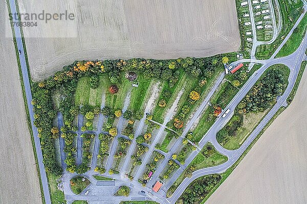 Draufsicht  Drohnenaufnahme  Drohnenfoto  über einen Parkplatz und Wohnmobil Stellplatz in der sächsischen Schweiz im Herbst  Elbe  Wälder  Berge  Rathen  Sachsen  Deutschland  Europa