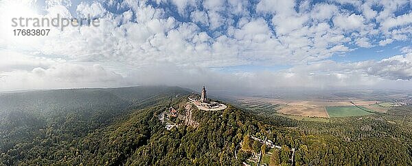 Drohnenfoto  Drohnenaufnahme  Panorama  Kyffhäuser mit Kaiser Wilhelm Denkmal  Barbarossadenkmal  blauer Himmel  Wolken  Weitwinkel  Kyffhäuserland  Thüringen  Deutschland  Europa