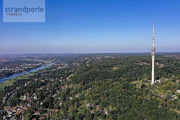 Drohnenfoto  Drohnenaufnahme  Stadtteil Loschwitz  Weitblick auf die Elbe  blauer Himmel  Fernsehturm in Großaufnahme  Dresden  Sachsen  Deutschland  Europa