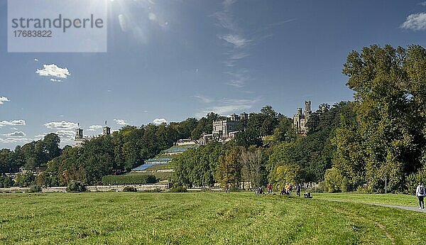 Blick auf die Elbschlösser  Schloss Eckberg  Linglerschloss  Schloss Albrechtsburg  Weinberge  Elbwiesen  Elberadweg  Elbflorenz  Sonnenschein  blauer Himmel  Dresden  Sachsen  Deutschland  Europa