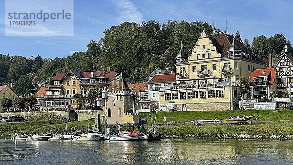 Blick von der Elbfähre auf das Manufaktur Hotel Stadt Wehlen und das Café Richter  sächsische Schweiz  Sachsen  Deutschland  Europa