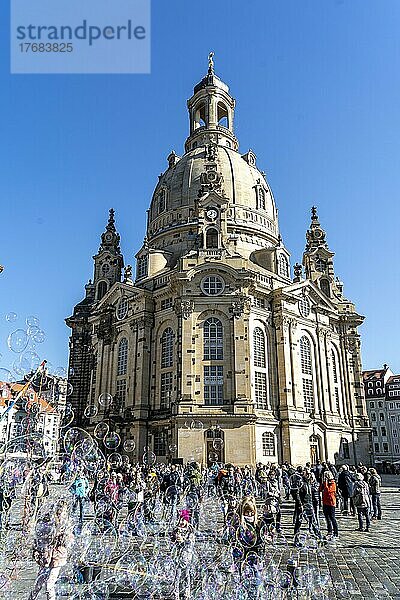 Spielende Kinder  Seifenblasen  auf dem Neumarkt vor der Frauenkirche  Dresden  Deutschland  Europa