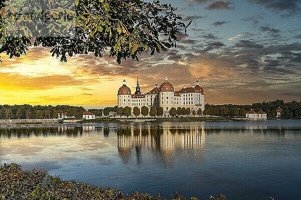 Jagdschloss Schloss Moritzburg mit Spiegelung im Schlossteich  dramatischer Sonnenuntergang  Himmel  Herbst  Sachsen  Deutschland  Europa