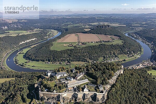 Drohnenaufnahme  Drohnenfoto  Blick über Festung Königstein  Elbe  Flussschleife  Wälder  Berge  Sächsischen Schweiz  Sachsen  Deutschland  Europa