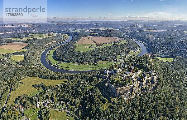 Panorama  Weitwinkel  Drohnenaufnahme  Drohnenfoto  Blick über Festung Königstein  Elbe  Flussschleife  Wälder  Berge  Sächsischen Schweiz  Sachsen  Deutschland  Europa