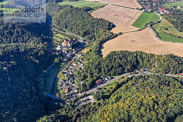 Drohnenfoto  Drohnenaufnahme  Barockschloss Wesenstein und die Wälder des Müglitztal  Nahaufnahme  Kapelle  Sachsen  Deutschland  Europa