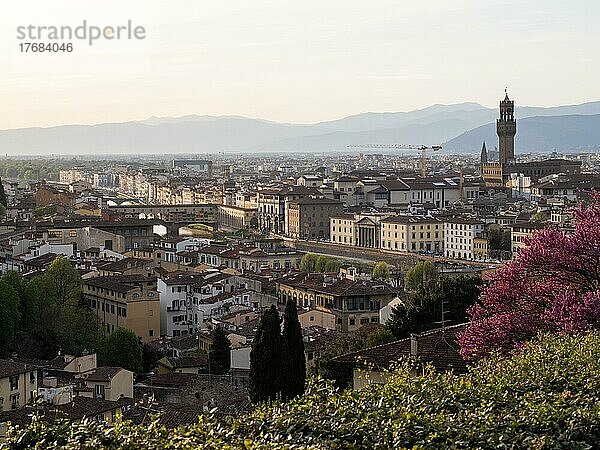 Blick vor Sonnenuntergang auf Florenz vom Piazzale Michelangelo  Florenz  Italien  Europa