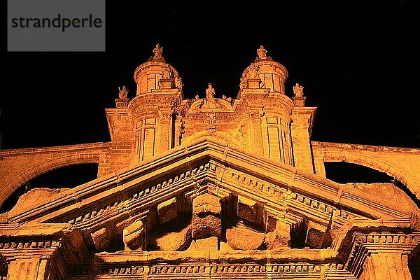 Jerez de la Frontera in der Provinz Cadiz  die Kathedrale Antigua Colegiata de San Savator bei Nacht  Andalusien  Spanien  Europa