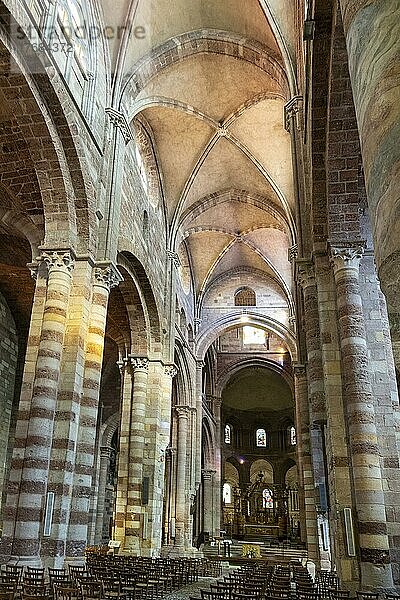 Brioude  Innenraum der Basilika Saint Julien  Departement Haute Loire  Auvergne Rhône-Alpes  Frankreich  Europa