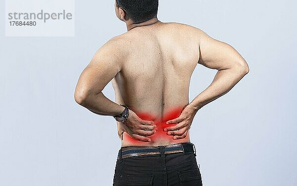 Person mit Rückenproblemen auf isoliertem Hintergrund  Lendenprobleme Konzept  Ein Mann mit Wirbelsäulenproblemen  eine wunde Person mit Rückenschmerzen