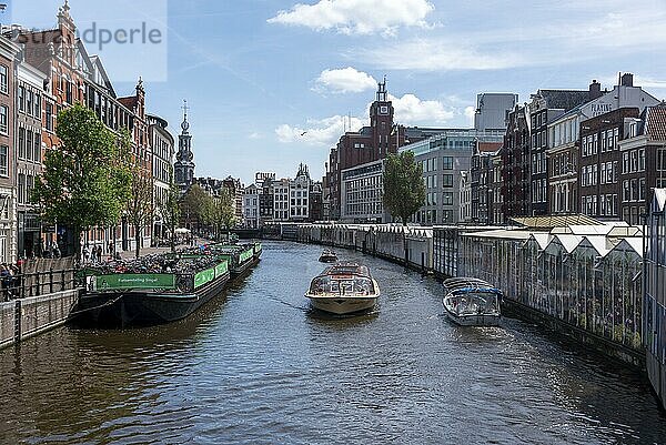 Ausflugsschiff  passiert Bloemenmarkt  bekanntester Markt in Amsterdam  Niederlande  Europa