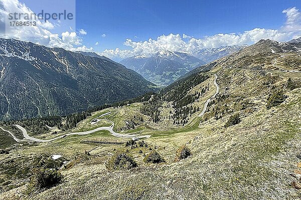 Blick von Passhöhe von Gebirgspass Jaufenpass auf Südrampe mit südliche Auffahrt  Alpen  Passo di Monte Giovo  Alto Adige  Südtirol  Italien  Europa