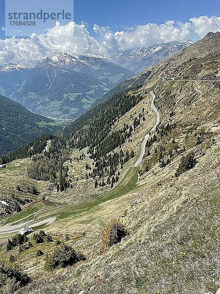 Blick von Passhöhe von Gebirgspass Jaufenpass auf Südrampe mit südliche Auffahrt  Alpen  Passo di Monte Giovo  Alto Adige  Südtirol  Italien  Europa