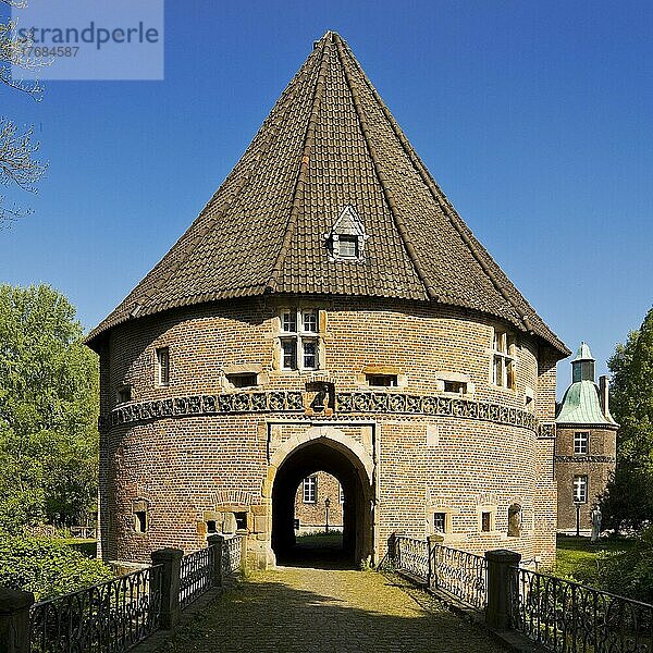 Schlossbrücke und Torhaus  Schloss Bladenhorst  Castrop-Rauxel  Ruhrgebiet  Nordrhein-Westfalen  Deutschland  Europa