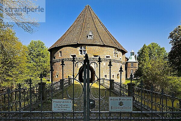 Schlossbrücke und Torhaus mit dem Schild Privat  Schloss Bladenhorst  Castrop-Rauxel  Ruhrgebiet  Nordrhein-Westfalen  Deutschland  Europa