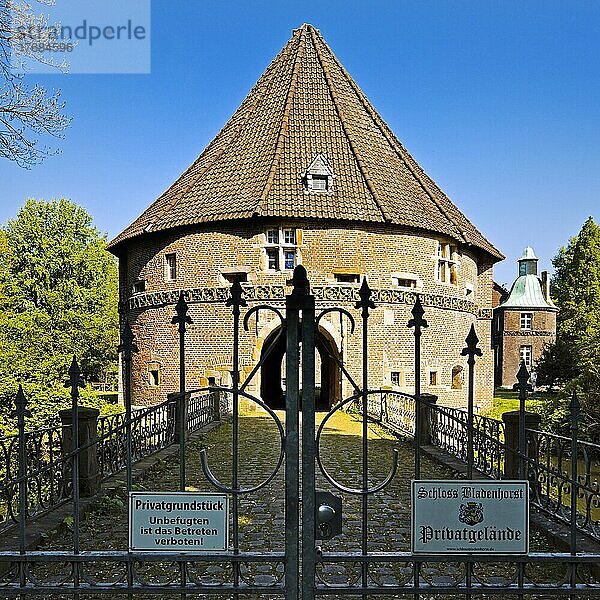 Schlossbrücke und Torhaus mit dem Schild Privat  Schloss Bladenhorst  Castrop-Rauxel  Ruhrgebiet  Nordrhein-Westfalen  Deutschland  Europa