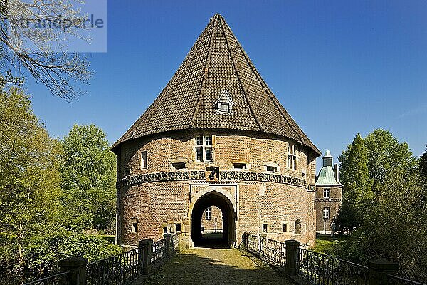 Schlossbrücke und Torhaus  Schloss Bladenhorst  Castrop-Rauxel  Ruhrgebiet  Nordrhein-Westfalen  Deutschland  Europa