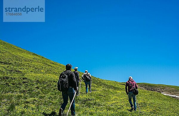 Wanderer mit Rucksäcken und Trekkingstöcken im türkischen Hochland