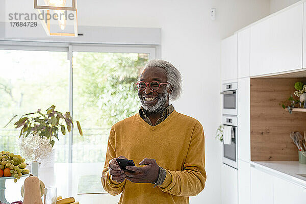 Älterer Mann hält Smartphone