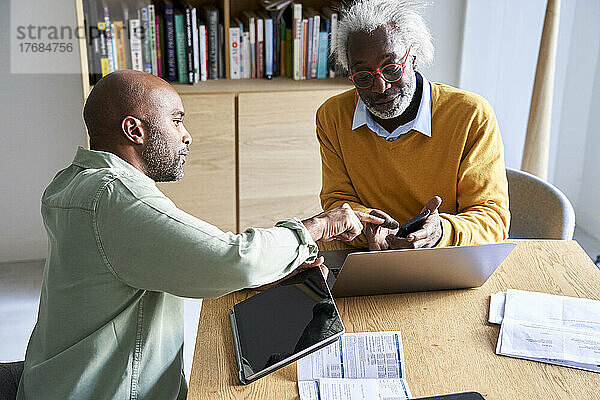 Vater und Sohn diskutieren zu Hause miteinander