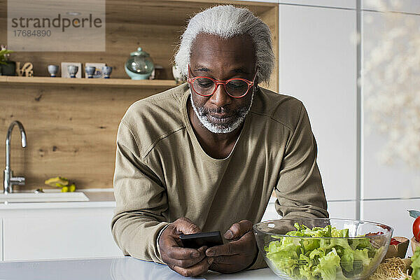 Älterer Mann benutzt Smartphone