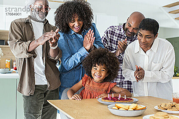 Glückliche Familie  die zu Hause Geburtstag feiert