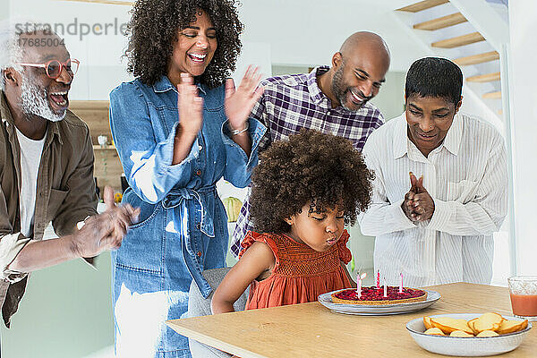 Glückliche Familie  die zu Hause Geburtstag feiert
