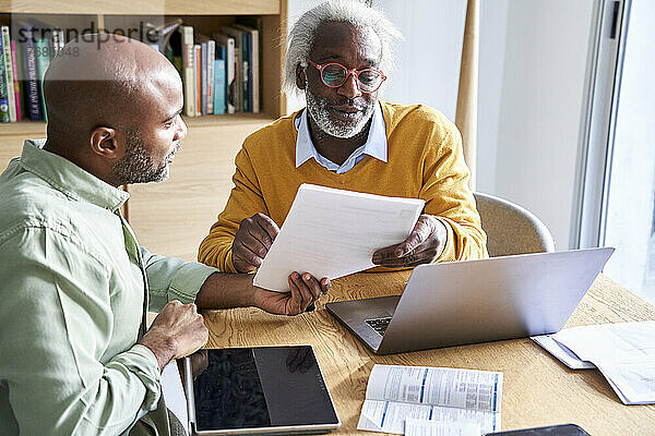 Vater und Sohn diskutieren zu Hause miteinander