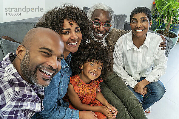 Glückliche Familie sitzt auf dem Sofa und macht ein Selfie