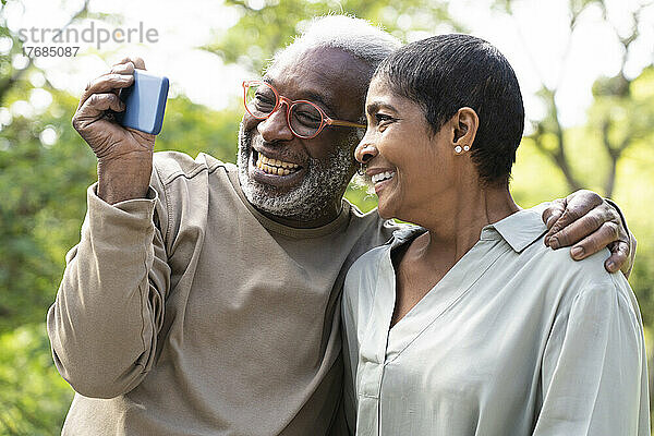 Lächelndes Paar macht Selfie mit Smartphone