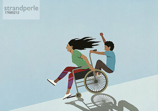 Unbekümmerte Mutter und Sohn fahren im Rollstuhl bergab