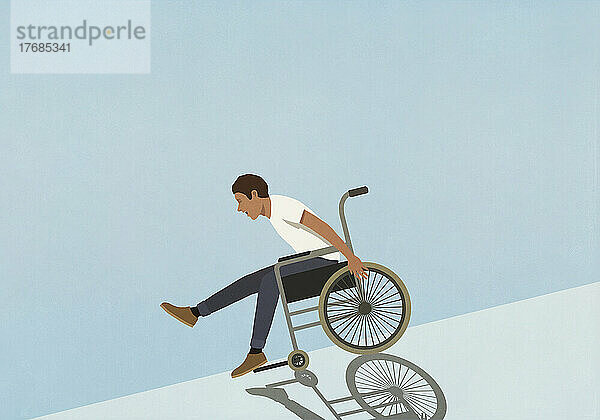 Unbekümmerter Mann fährt im Rollstuhl bergab