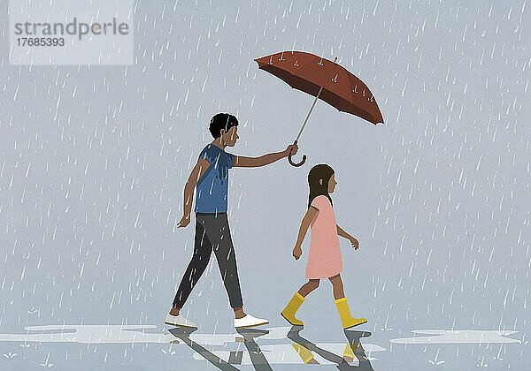 Vater hält Regenschirm über Tochter  die im Regen spazieren geht