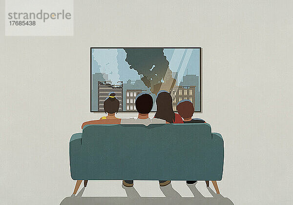 Familie beobachtet Krieg Bombardierung Zerstörung im Fernsehen Nachrichten im Wohnzimmer zu Hause