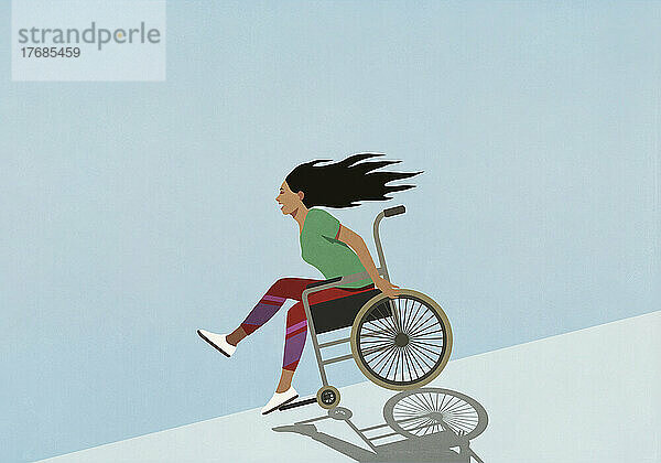 Sorglose Frau fährt im Rollstuhl bergab