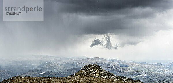 Wunderschöne Berglandschaft von Cadair Idris unter bewölktem Himmel