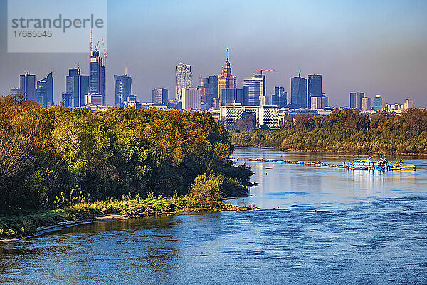 Polen  Woiwodschaft Masowien  Warschau  Weichsel mit der Skyline der Stadt im Hintergrund