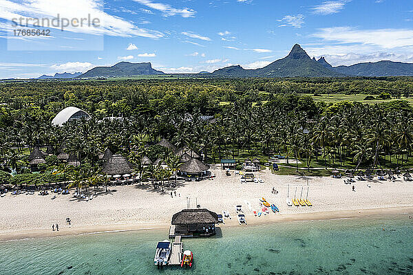 Mauritius  Black River  Flic-en-Flac  Helikopterblick auf einen Touristenort am Strand im Sommer