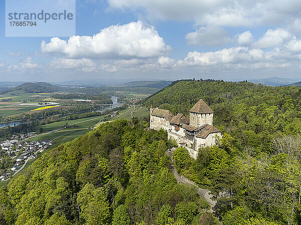 Schweiz  Kanton Schaffhausen  Stein am Rhein  Luftaufnahme der Burg Hohenklingen und der umliegenden Landschaft im Sommer