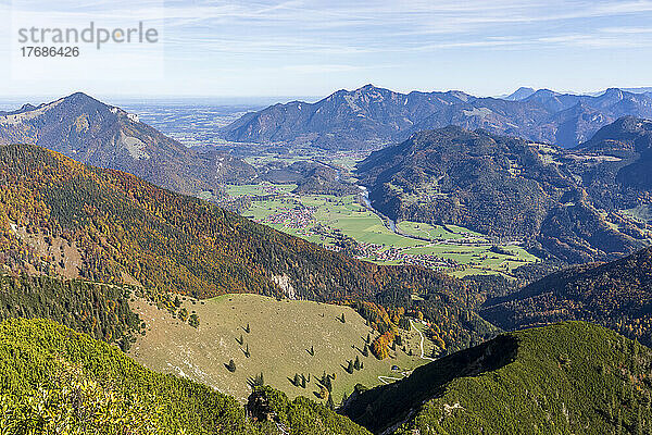 Deutschland  Bayern  Schleching  Blick auf die Stadt und die umliegenden Berge der Chiemgauer Alpen im Herbst