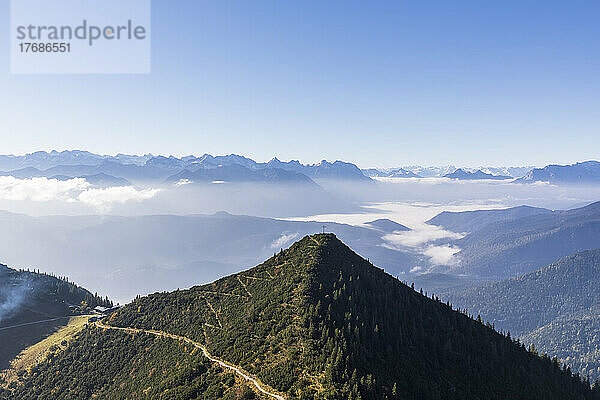 Deutschland  Bayern  Gipfel des Martinskopfes mit Nebel im Hintergrund