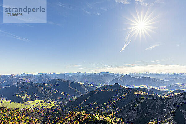 Deutschland  Bayern  Sonne scheint über den Chiemgauer Alpen  vom Gipfel des Geigelsteins aus gesehen