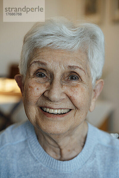 Glückliche ältere Frau mit weißem Haar