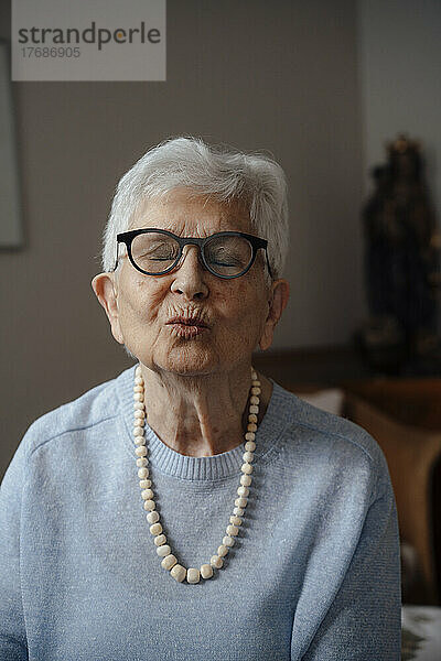Ältere Frau mit verzogenem Gesicht zu Hause