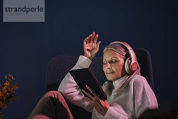 Ältere Frau nutzt drahtlose Technologien zu Hause
