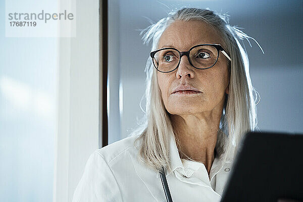 Betrachtung einer Ärztin mit Brille im Krankenhaus