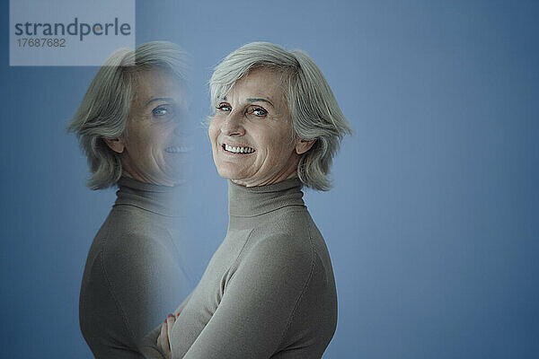 Mehrfachbelichtung einer älteren Frau vor blauem Hintergrund